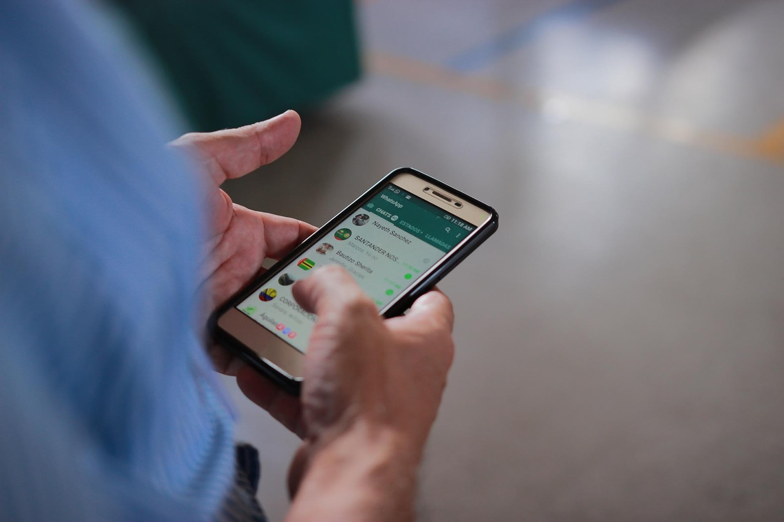 Proveedor de servicios revisando solicitudes de clientes en una plataforma en lugar de solo usar WhatsApp